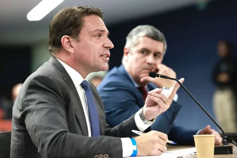 Moraes determina prisão de Alexandre Ramagem por suspeita de fuga do país