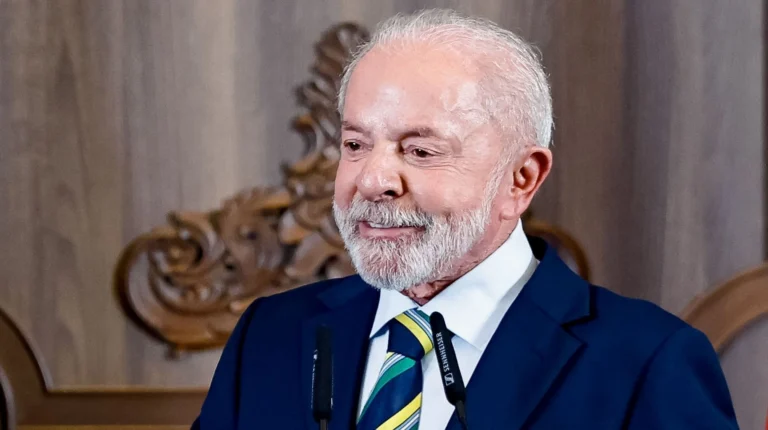 Sem citar Bolsonaro, Lula diz que Brasil deu “lição de democracia”