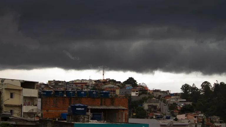 Pancadas isoladas e instabilidades avançam pelo Sudeste no fim de semana