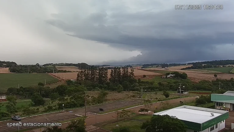 Vídeo: câmera de segurança registra momento em que tornado atinge Paraná