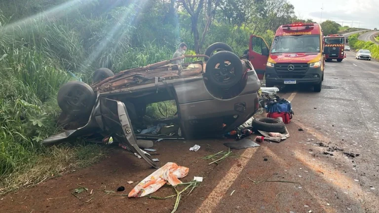 Carro com 8 passageiros capota e deixa feridos no interior do Paraná
