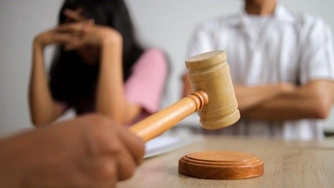 Mãe e filho processam pai por traição em Santa Catarina