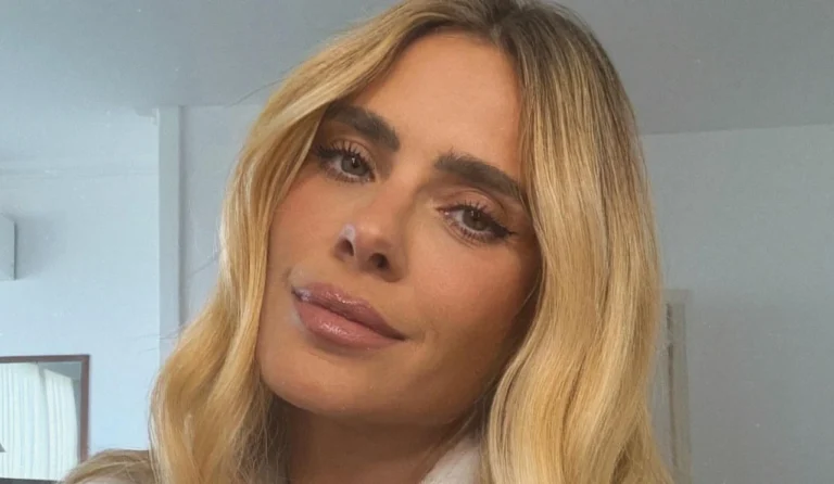 Carolina Dieckmmann surpreende com novo visual e surge morena