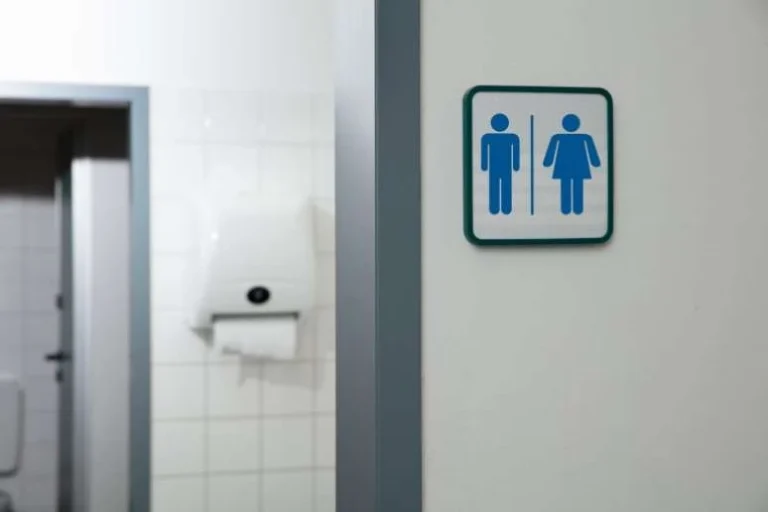 Mulher trans é expulsa de pizzaria após usar banheiro feminino em MT