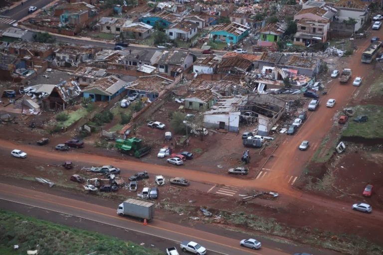 Governo do PR propõe auxílio de R$ 50 mil por família atingida pelo tornado