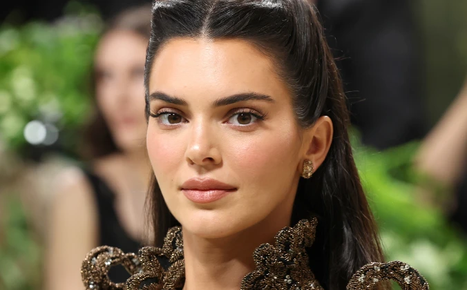 Kendall Jenner posa nua na praia e abre álbum do momento