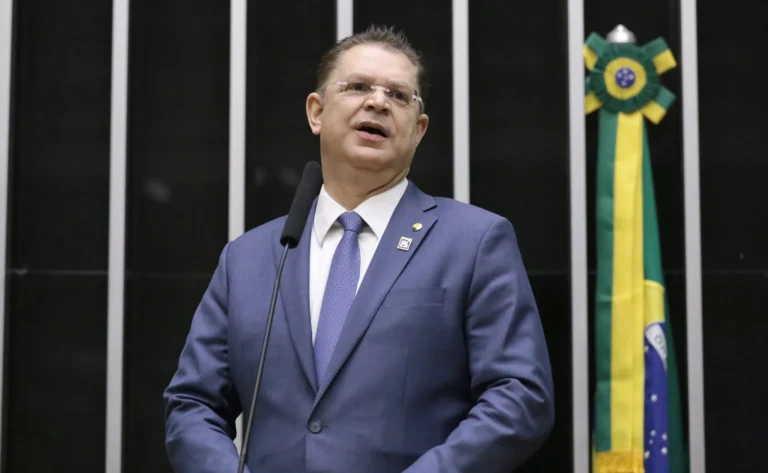 Hugo tem um combinado de votar a anistia, diz Sóstenes à CNN