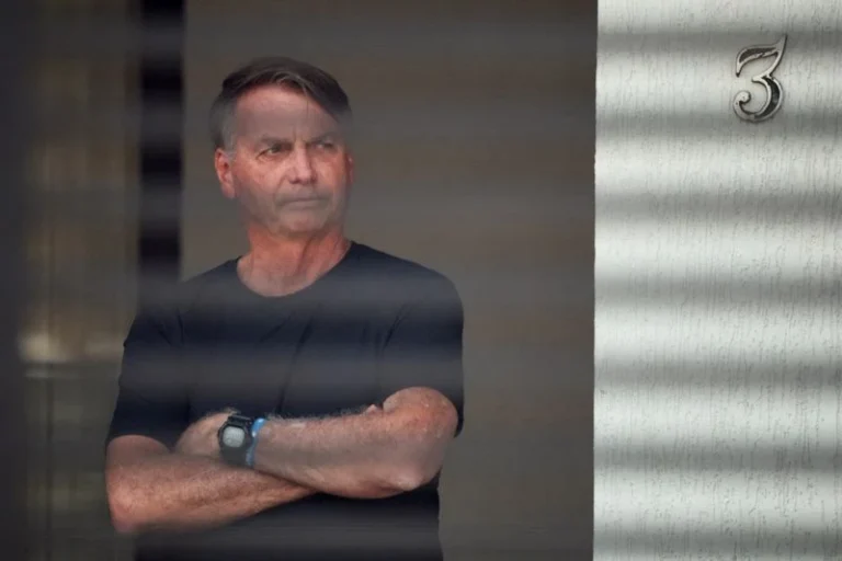 Especialista analisa em qual prisão Bolsonaro pode começar a cumprir pena