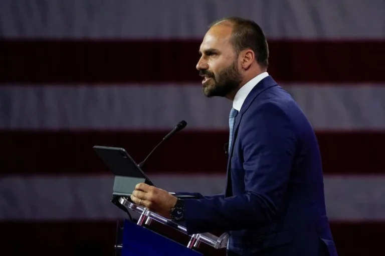 Eduardo Bolsonaro vota em sessão conjunta, mas registro é anulado