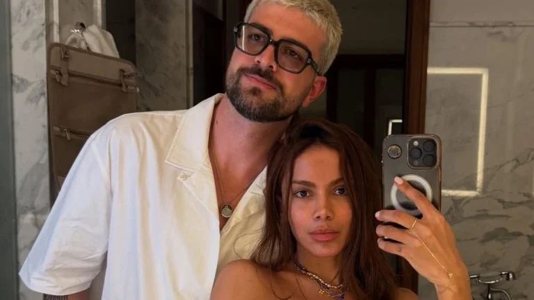 Anitta revela que namora há 1 ano e faz raro comentário: “Me apoia”