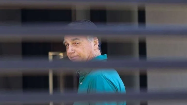 Carlos diz que soluços de Bolsonaro voltaram nesta manhã após procedimentos