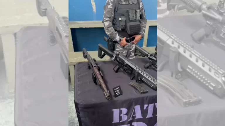 Evento em colégio cívico-militar exibe fuzis para estudantes no Paraná