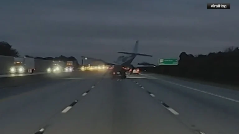 Veja o momento em que avião cai em cima de carro nos EUA
