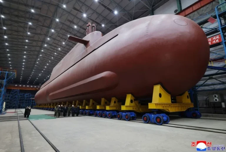 Coreia do Norte revela novas imagens de seu primeiro submarino nuclear
