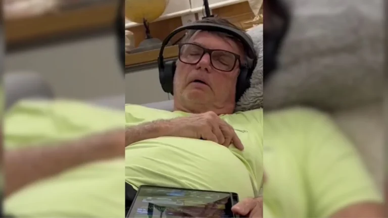 Carlos publica vídeo de Bolsonaro soluçando enquanto dorme