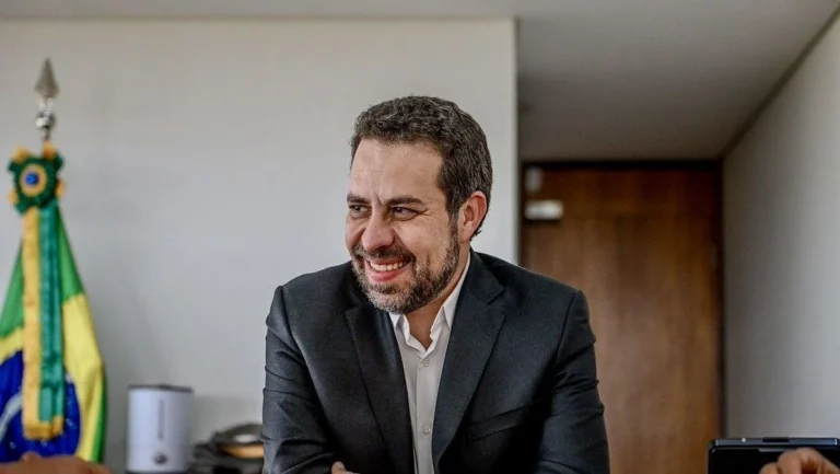 Boulos recebe entregadores de app e busca aproximar governo da categoria