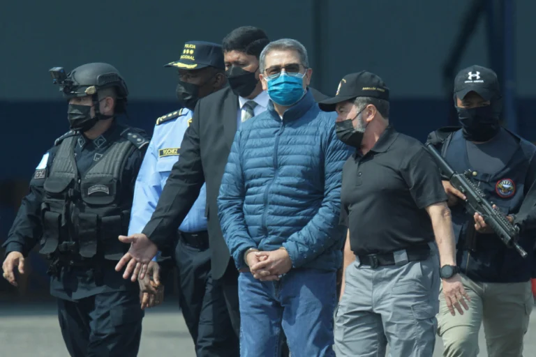 Justiça de Honduras emite mandato de prisão contra ex-presidente