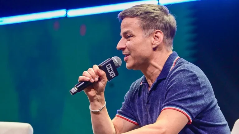 Ator de “Stranger Things” diz querer papel em “O Agente Secreto”