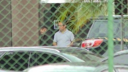 Irmão de Michelle entrega refeições especiais para Bolsonaro na PF