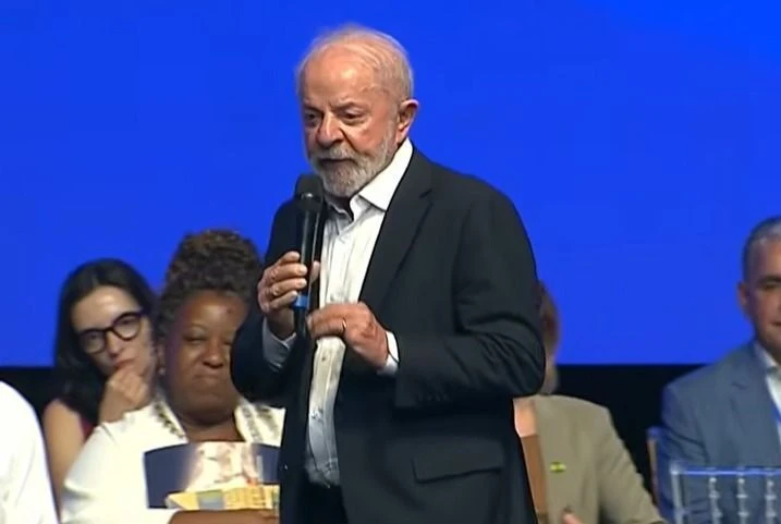 Em MG, Lula ironiza Zema e sugere “curso à distância” para descascar banana
