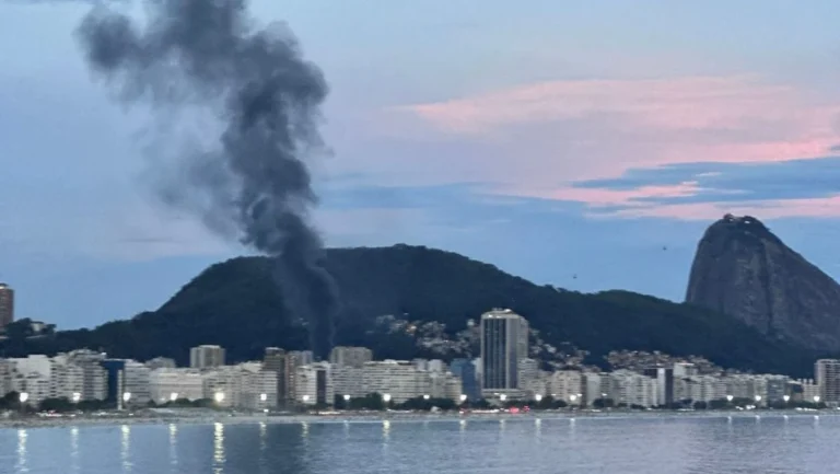 Incêndio atinge loja em Copacabana e interdita avenida; ao menos 3 feridos
