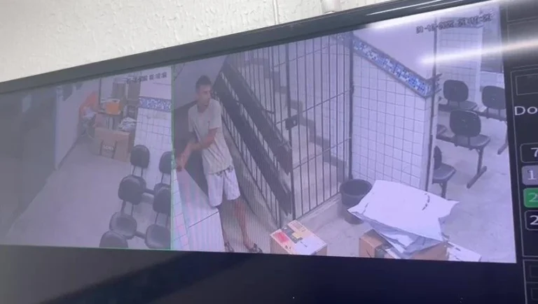 Vídeo: Suspeito se solta de algema e foge de delegacia no Recife