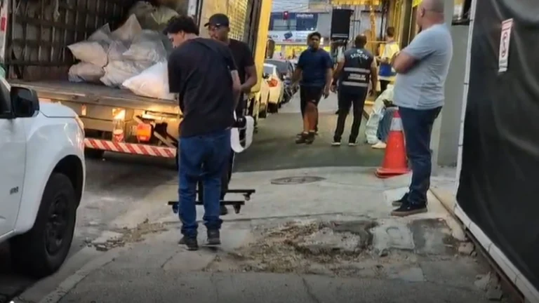 Fábrica clandestina é interditada em operação contra produtos falsos no RJ