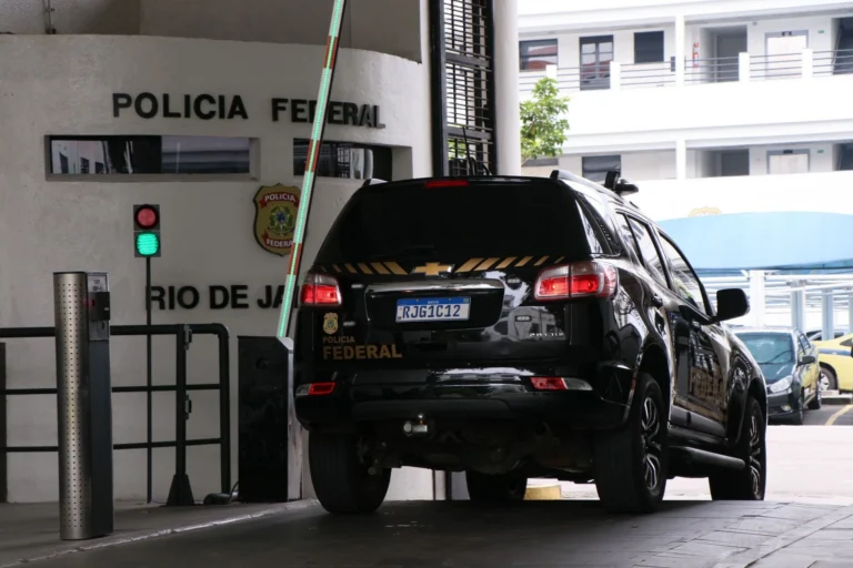PF prende PMs suspeitos de vazamento de operações para chefes do CV