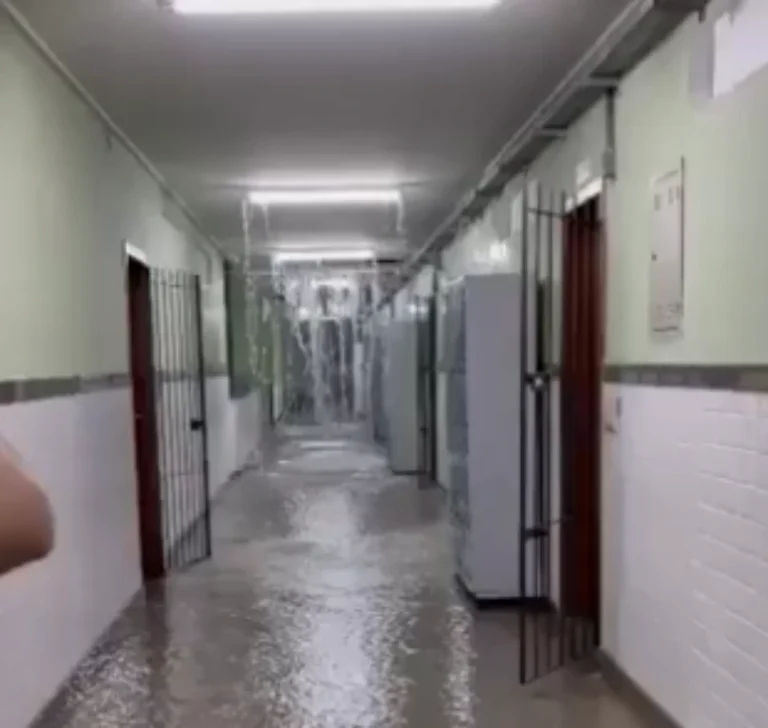 Água jorra pelo teto e corredor de escola fica alagado no ES com chuvas fortes; veja