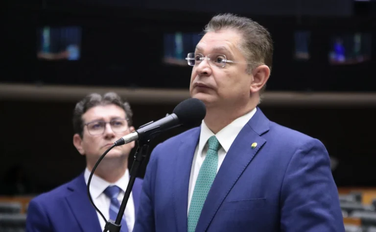 Sóstenes chama Hugo Motta de “procrastinador de problemas”