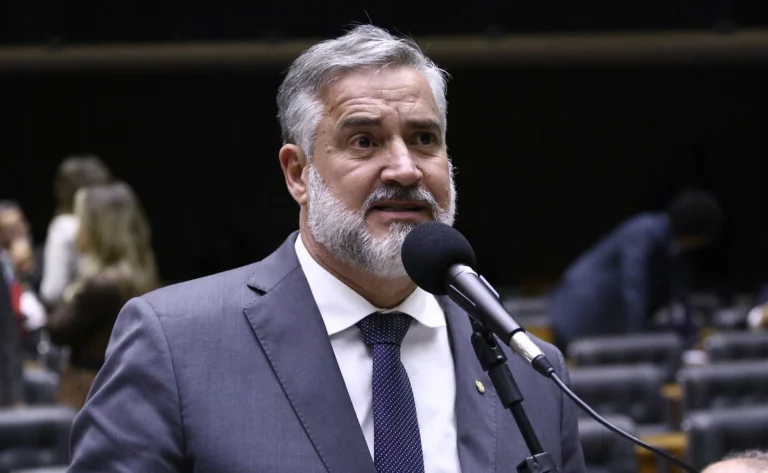 Análise: Paulo Pimenta evita novos “cochilos” do governo na CPMI do INSS