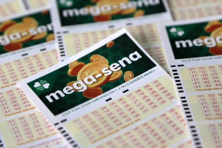 Mulher é presa suspeita de aplicar golpe da Mega-Sena em turistas em praia de Alagoas