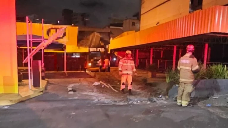 Acidente entre ônibus de turismo e dois carros deixa 14 feridos