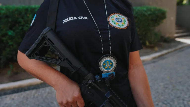 Filho é preso após bater no pai com cabo de enxada no Rio de Janeiro
