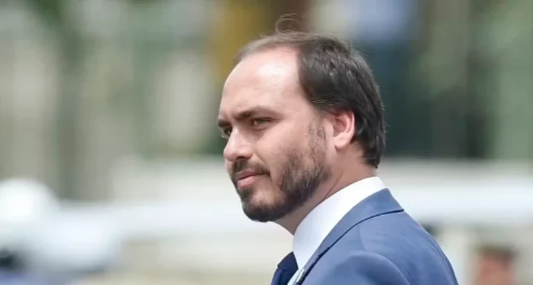 Moraes nega pedido de Carlos Bolsonaro para visitar pai no dia de seu aniversário