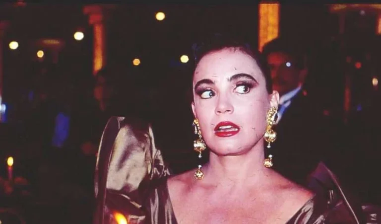 Novela Rainha da Sucata: Maria do Carmo na cadeia! Rival de Laurinha é presa após acertar tiro por engano. Detalhes!