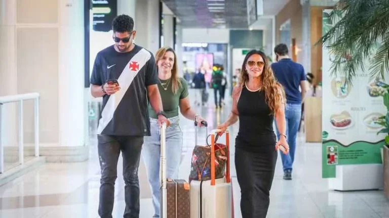 Viviane Araujo é flagrada com o marido em aeroporto após gravações de Três Graças com Belo