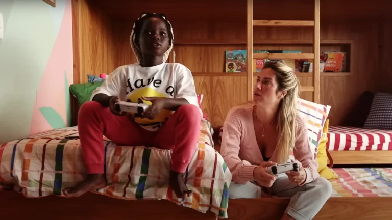 Bless surpreende Giovanna Ewbank ao dizer que voltaria no tempo para lembrar do seu país de origem