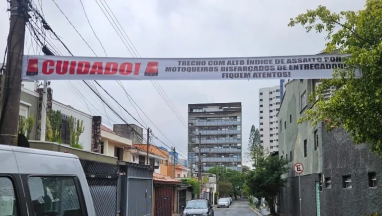 ‘Alto índice de assalto’: moradores colocam faixa alertando população em SP