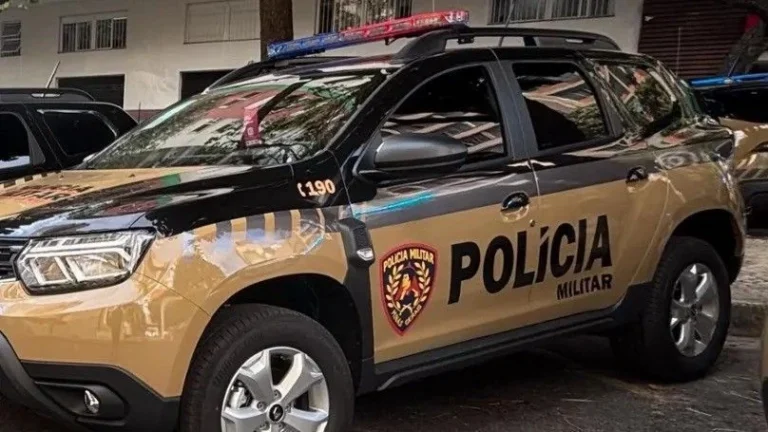 Mulher e cachorro são mortos a tiros após criminosos invadirem casa em MG