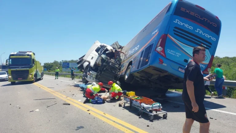 Acidente entre ônibus e carreta deixa onze mortos em Pelotas (RS)
