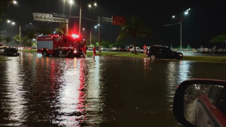 Dois carros ficam ilhados após fortes chuvas em Caraguatatuba (SP)