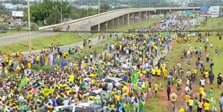 Monitor da USP: Ato de Nikolas reúne cerca de 18 mil pessoas em Brasília