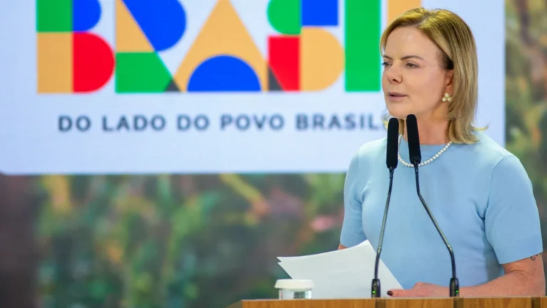 Gleisi Hoffmann foca na oposição ao falar da crise do Master