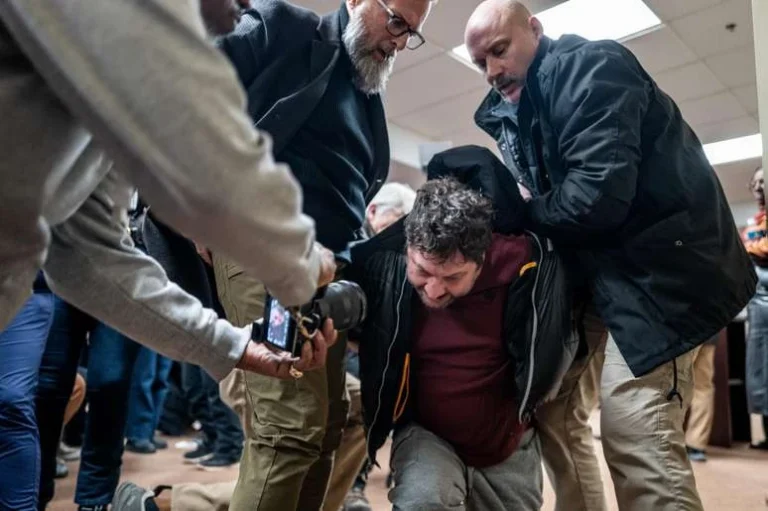 Homem usa seringa com líquido desconhecido para atacar deputada opositora a Trump nos EUA