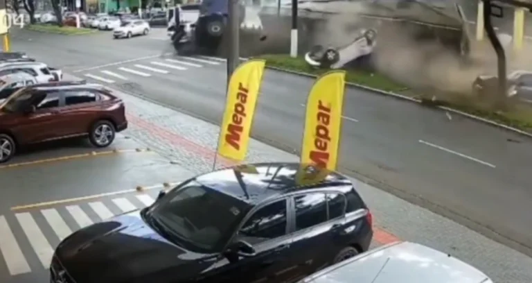 Vídeo: caminhão colide com oito veículos e deixa cerca de 10 feridos em SC
