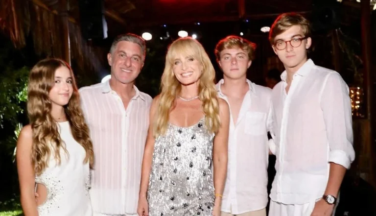 Luciano Huck e Angélica posam ao lado dos três filhos no Ano Novo