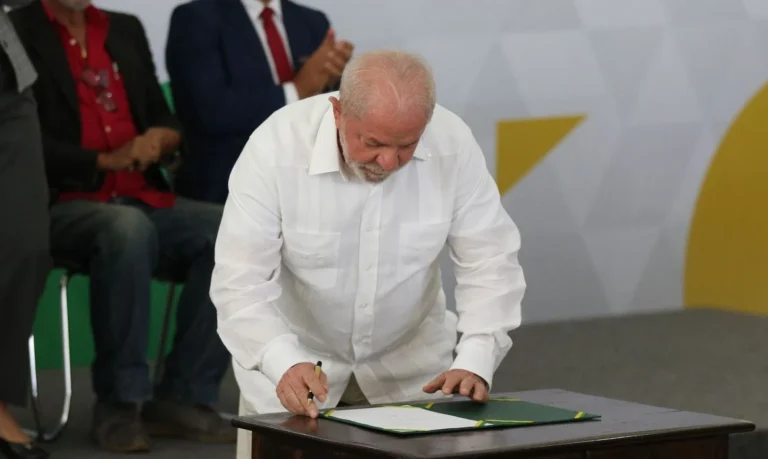 Com relação tensa com Congresso, Lula edita menor número de MPs do mandato