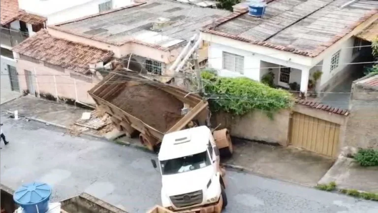 Duas casas são atingidas por caminhão desgovernado em Minas Gerais
