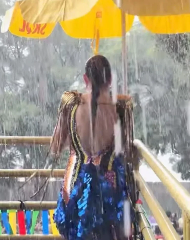 Debaixo de chuva, Mariana Aydar canta em bloco no Ibirapuera